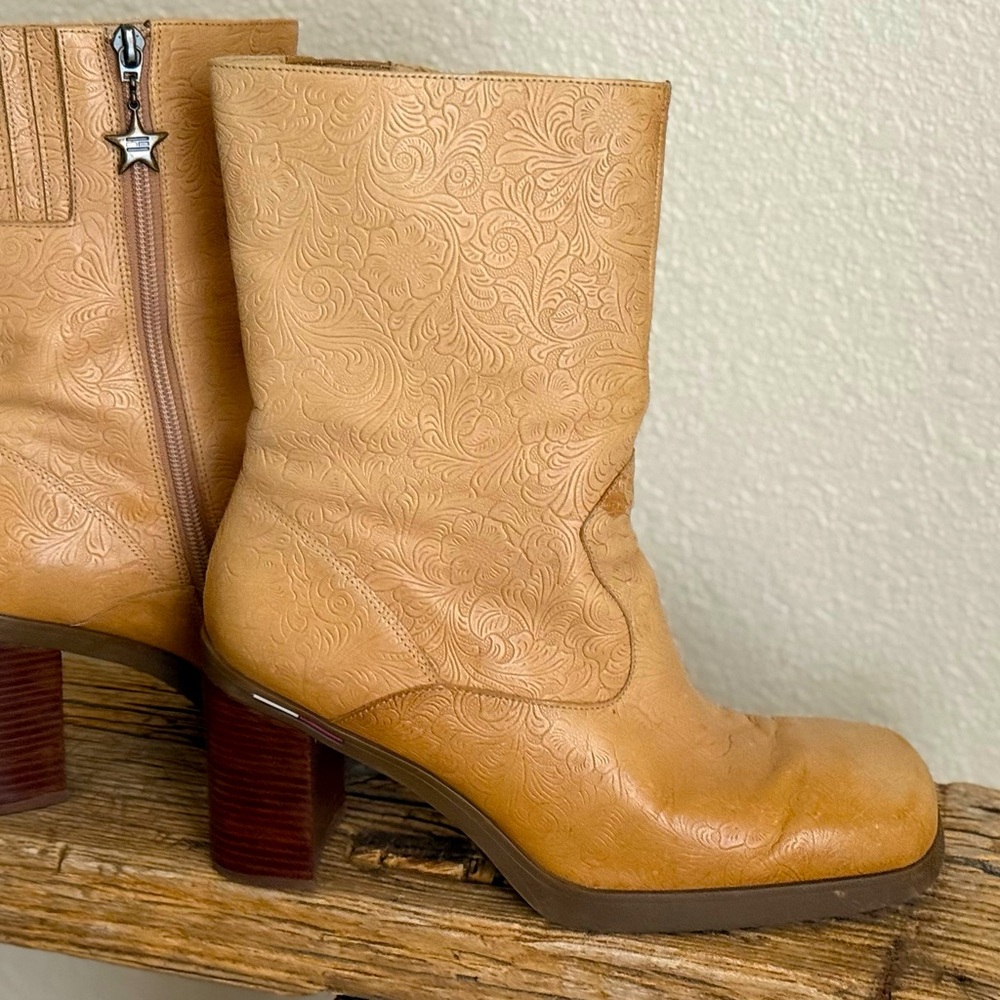 🧸Y2K SZ 9 1/2 Tommy Hilfiger Embosed Paisley Square Toe Chunky Heel Leather Boot